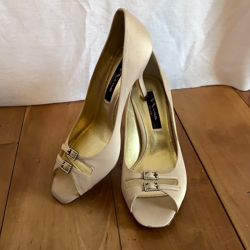 Nina cream colored dress heel. Size 7.5.